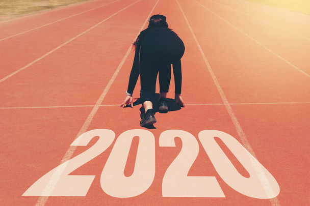 2020 Newyear, γυναίκα αθλητής, ξεκινώντας στη γραμμή για την έναρξη λειτουργίας  - Φωτογραφία, εικόνα