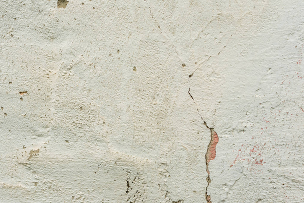 Υφή, τοίχος, τσιμέντο, μπορεί να χρησιμοποιηθεί ως φόντο. Θραύσμα τοίχου με γρατζουνιές και ρωγμές - Φωτογραφία, εικόνα