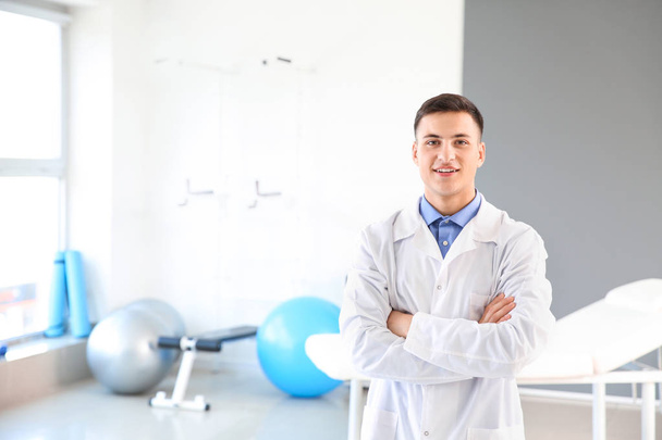 Giovane fisioterapista maschile nel centro di riabilitazione
 - Foto, immagini