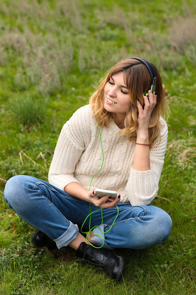 Bella donna che ascolta musica all'aperto
 - Foto, immagini