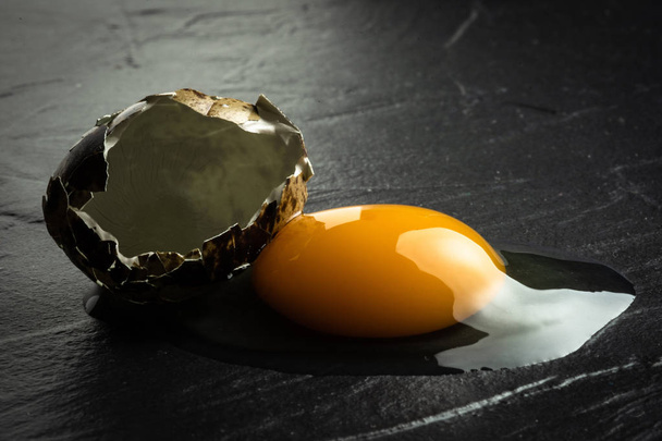 Huevo de codorniz orgánico roto. Concepto de alimentos frescos
. - Foto, imagen