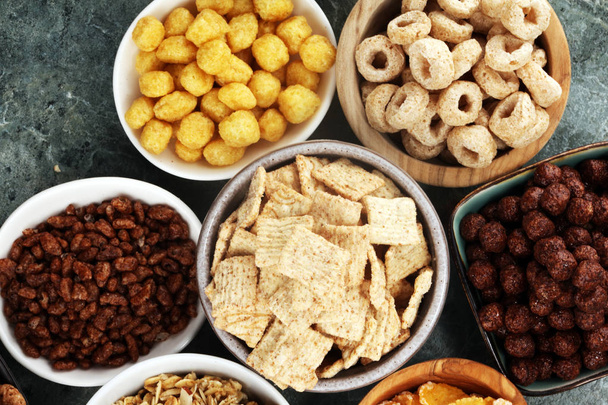 Cereales. Cuencos de diversos cereales para el desayuno. Muesli con niños
 - Foto, imagen