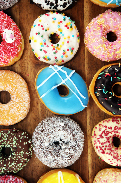 donuts em diferentes esmaltes com chocolate
 - Foto, Imagem