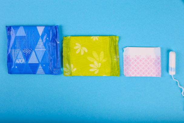 Menstruationspolster auf blauem Hintergrund. - Foto, Bild