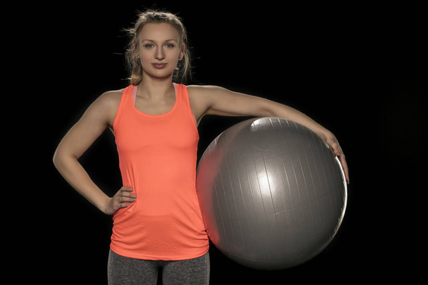 chica atlética joven haciendo ejercicio con una pelota de goma grande
 - Foto, imagen