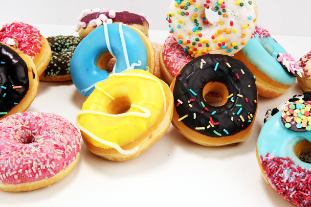 Donuts in verschiedenen Glasuren mit Schokolade - Foto, Bild