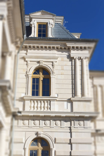 Bajo ángulo detalle arquitectónico vista ecléctico edificio de estilo barroco. - Foto, Imagen