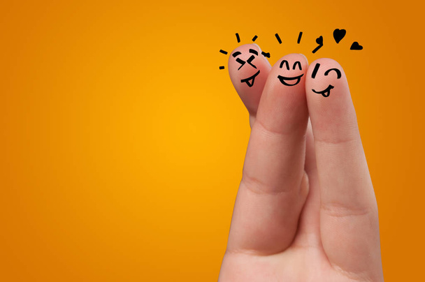 Des doigts heureux avec un concept de remue-méninges
 - Photo, image