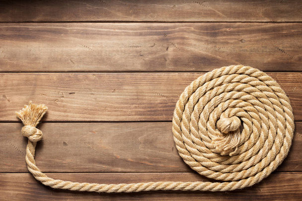 корабельна мотузка на дерев'яній текстурі фону
 - Фото, зображення