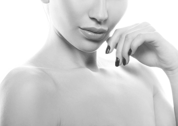 Обрізаний портрет молодої жінки з натуральним макіяжем і руками біля обличчя на білому тлі
 - Фото, зображення