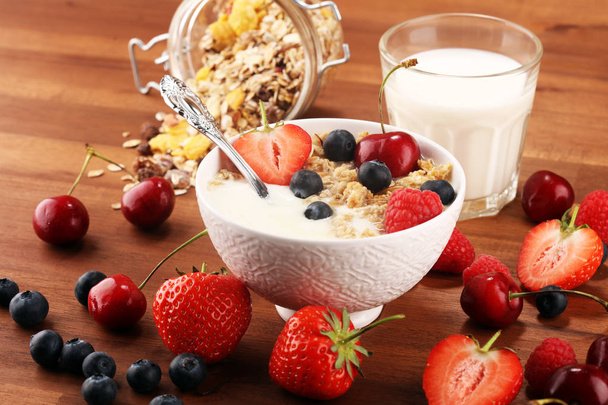 Tahıl. Kahvaltıda granola tahıllar, meyveler ve süt kase.  - Fotoğraf, Görsel