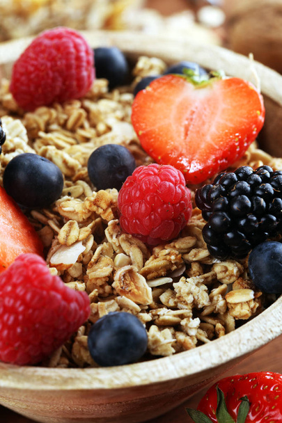Des céréales. Bol de céréales granola, fruits et lait pour le petit déjeuner
.  - Photo, image