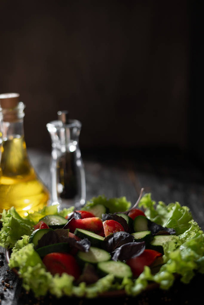 сытный салат Цезарь с огуречными помидорами черри базилик курица фета оливковые специи оливкового сыра
 - Фото, изображение
