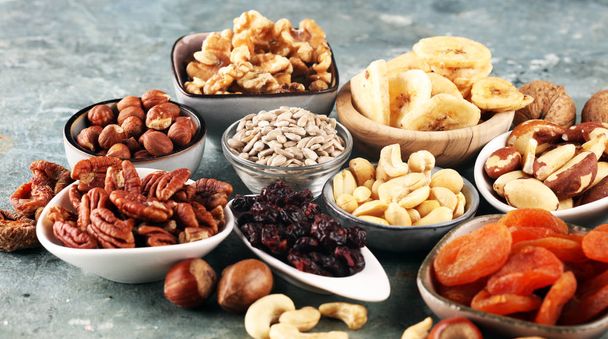 Koostumus kuivattuja hedelmiä ja valikoituja terveellisiä orgaanisia pähkinöitä
 - Valokuva, kuva
