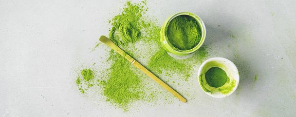 Miska organiczna zielona herbata Matcha proszek z łyżką Chashaku na jasnym tle - Zdjęcie, obraz
