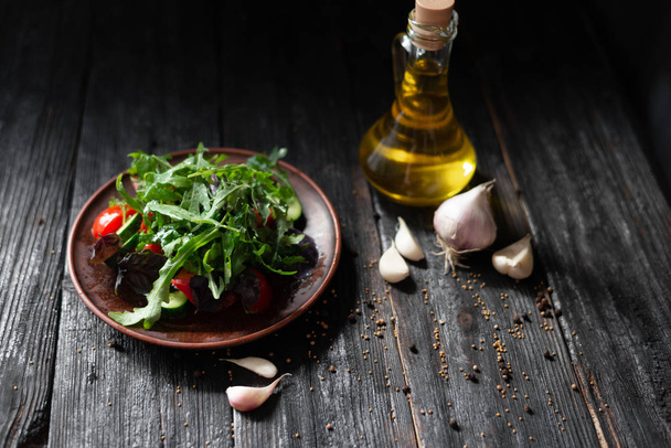 vegetarische caloriearme dieet salade met een set van nuttige vitamine - Foto, afbeelding