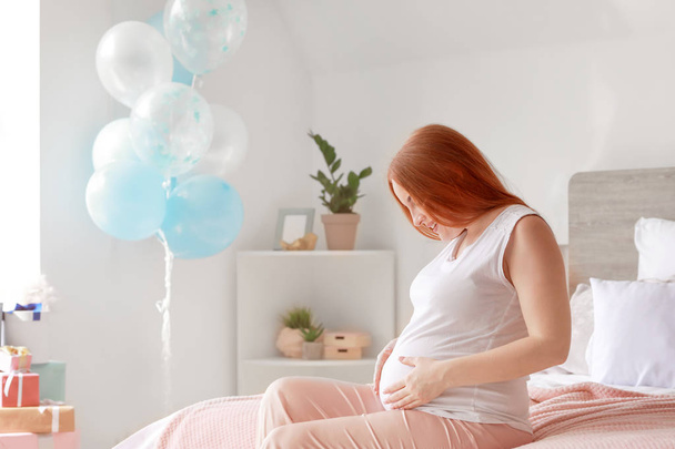 Bella donna incinta seduta sul letto
 - Foto, immagini