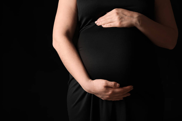 Beautiful pregnant woman on dark background, closeup - Fotoğraf, Görsel
