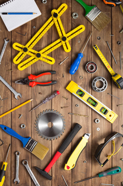 eszközök és műszerek halmaza a fa asztalnál  - Fotó, kép