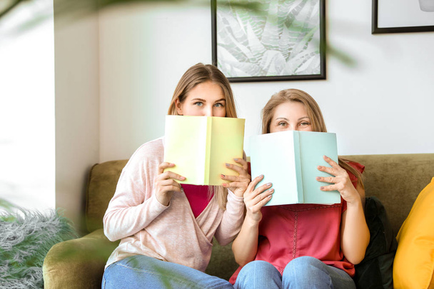 Portrait de mère et fille lisant des livres à la maison
 - Photo, image