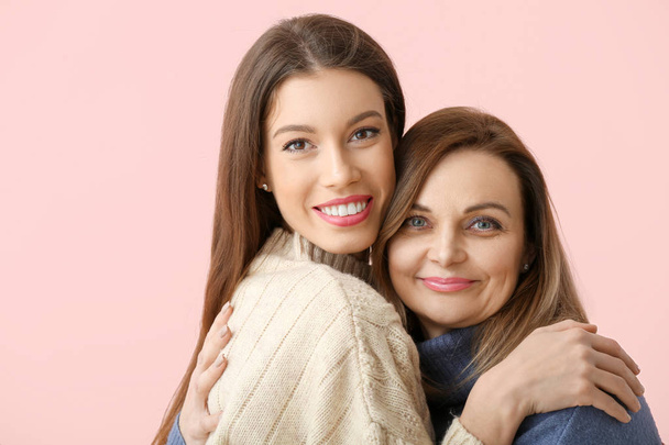 Portrait de mère et fille heureuses sur fond de couleur
 - Photo, image