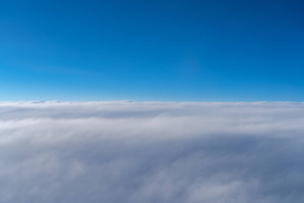 Kilátás-ból sötét kék ég Látóhatár-ban nap fizetésemelés idő, megjelöl levegőben. a repülőgép ablakából nézve - Fotó, kép
