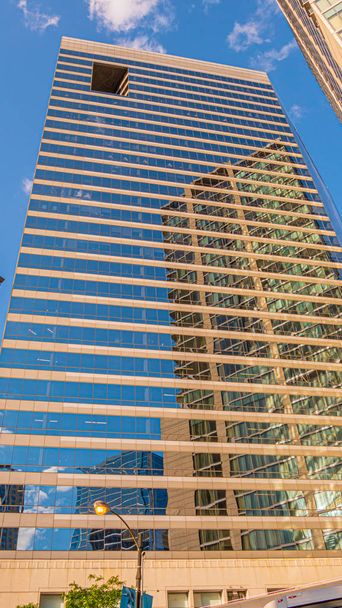 Modern Office Building in Chicago - CHICAGO, ILLINOIS - JUNE 12, 2019 - Foto, Imagen