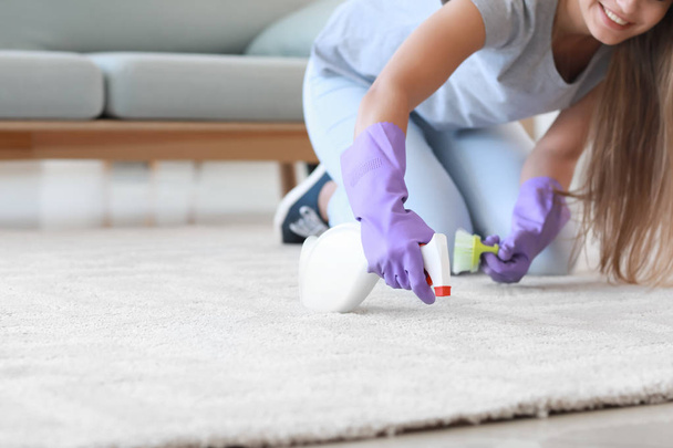 junge Frau putzt Teppich zu Hause - Foto, Bild