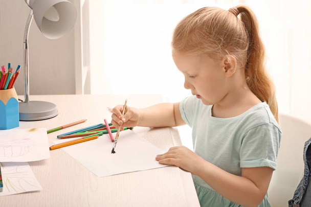 Kislány rajzol otthon. - Fotó, kép