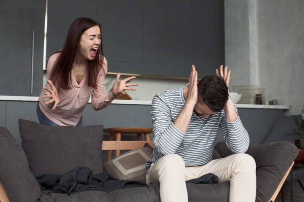Boze vrouw scolding haar vriendje thuis - Foto, afbeelding