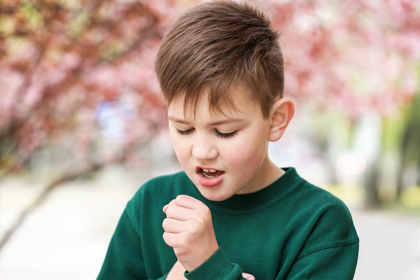 Junge mit Asthmaanfall an Frühlingstag im Freien - Foto, Bild