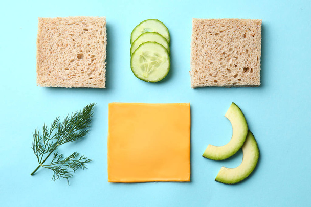 Свіжі інгредієнти для бутерброду з огірків на кольоровому фоні
 - Фото, зображення