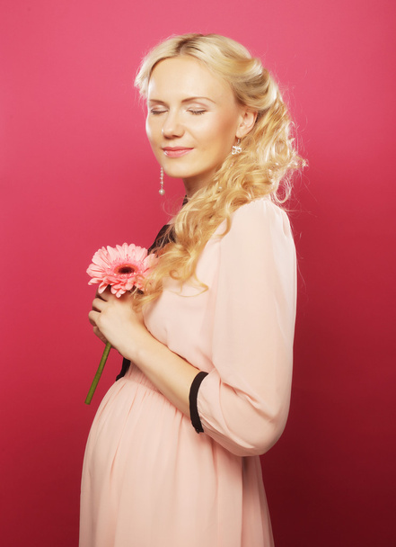 Happy pregnant woman with gerber - Foto, afbeelding