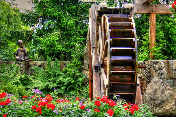 Jardim de flores e roda d 'água em HDR
 - Foto, Imagem