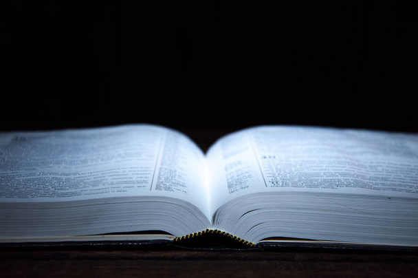 karanlıkta masanın üzerinde yatan açık kitap. Kitap Üzerinde Işık - Fotoğraf, Görsel