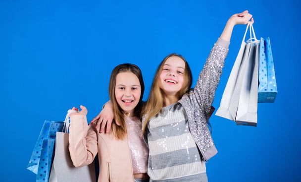 Úspěch. Malé holčičky s nákupními taškami. Sesterstvo a rodina. úspor při nákupech. Dětský móda. Prodej a slevy. Šťastné děti. Sestřičky si užívají on-line nakupování. úspěšný prodej - Fotografie, Obrázek