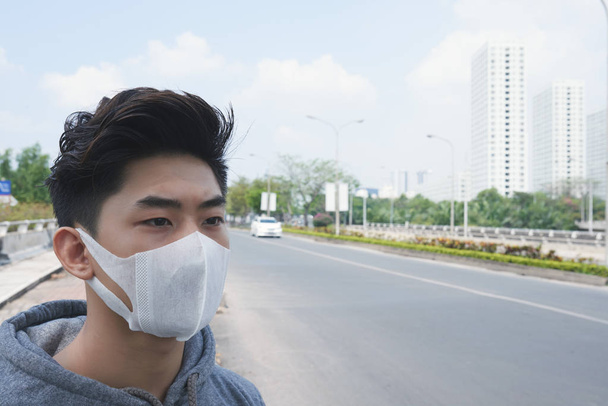 Doente homem vietnamita andando ao ar livre em máscara facial
 - Foto, Imagem