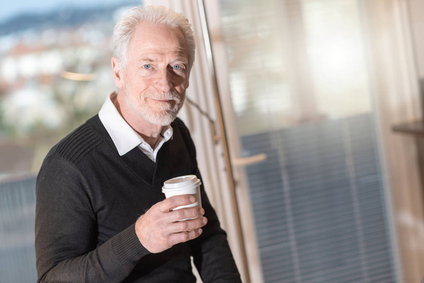 Retrato del hombre de negocios senior tomando un descanso para tomar café
 - Foto, imagen