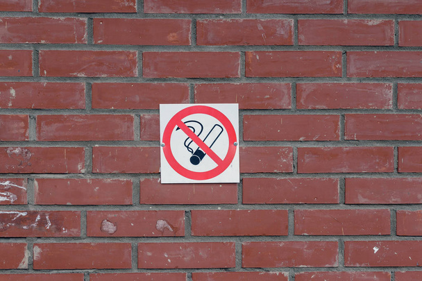 the no Smoking sign on the brick wall - Fotoğraf, Görsel