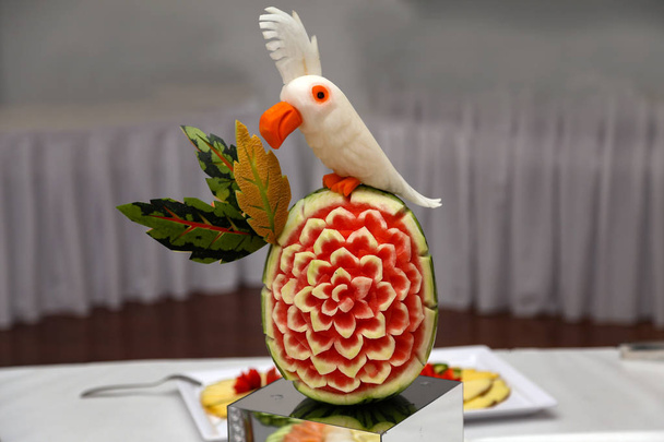 Изгиб арбуза. Декорации ручной работы и фруктов
 - Фото, изображение
