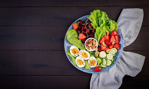 Plate egy Paleo diétás étel. Főtt tojás, avokádó, uborka, Nu - Fotó, kép