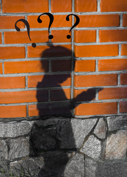 σκιά ενός μικρού κοριτσιού σε έναν τοίχο τούβλο κάθετα - Φωτογραφία, εικόνα
