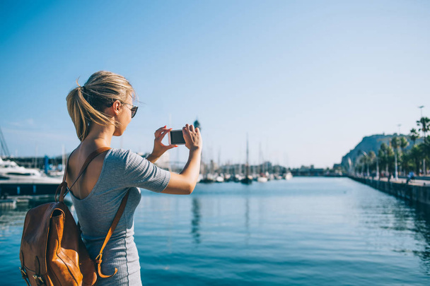 Mujer tomando fotos de la bahía de la ciudad - Foto, imagen