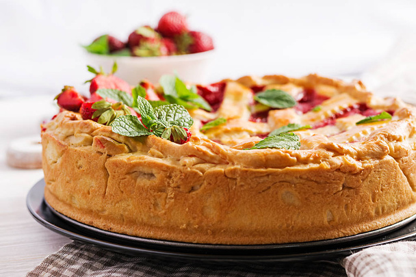 Tarte à la fraise américaine gâteau pâtissier sucré sur table en bois blanc
. - Photo, image