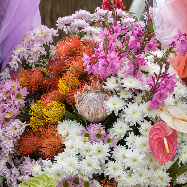 Piękno kwiaciarnia ozdoba z kolorowych kwiatów tropikalnych  - Zdjęcie, obraz