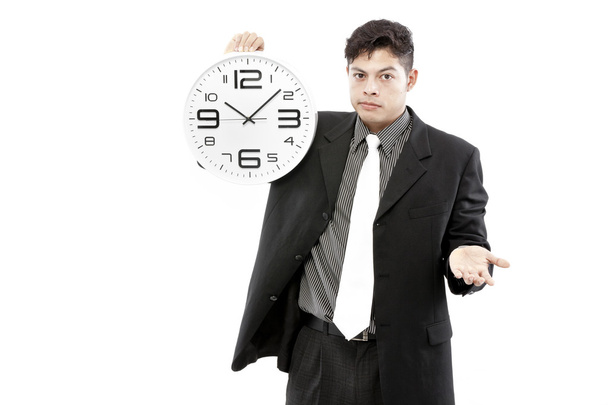 Portret van een zakenman die houdt een klok tegen witte achtergrond - Foto, afbeelding