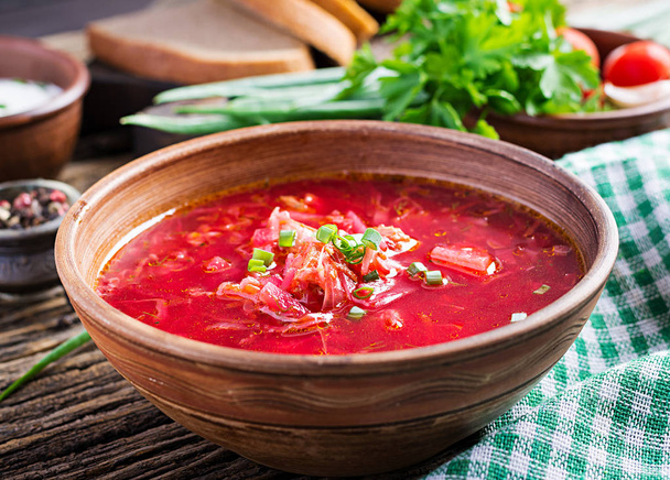 Borscht russo ucraino tradizionale o zuppa rossa nella ciotola. - Foto, immagini