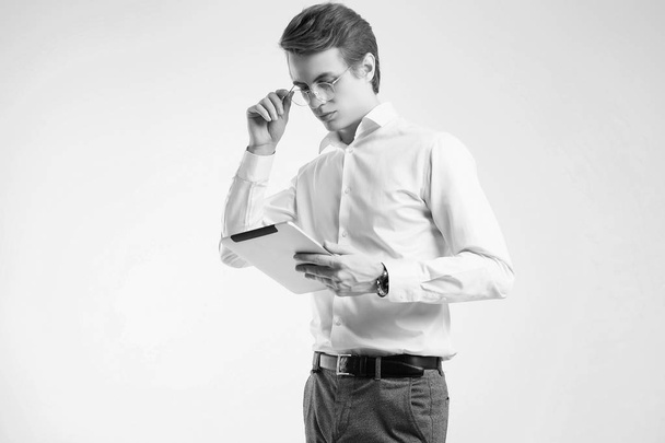 Selbstbewusster Jungunternehmer im Hemd arbeitet an digitalem Tablet - Foto, Bild