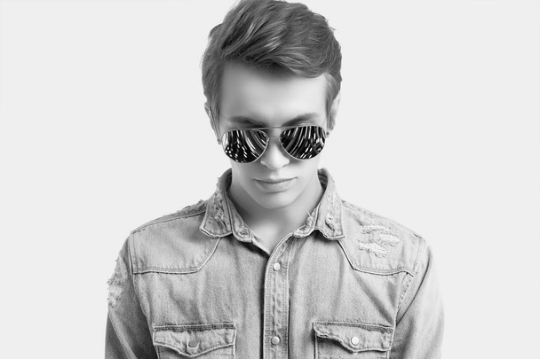 Hombre hipster guapo en gafas de sol de moda con chaqueta vaqueros
 - Foto, Imagen