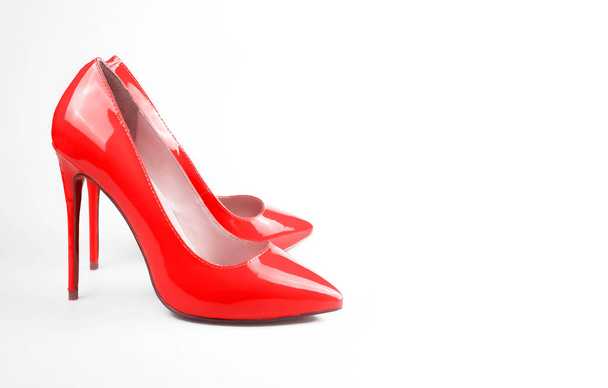 ženské červené boty na bílém pozadí  - Fotografie, Obrázek